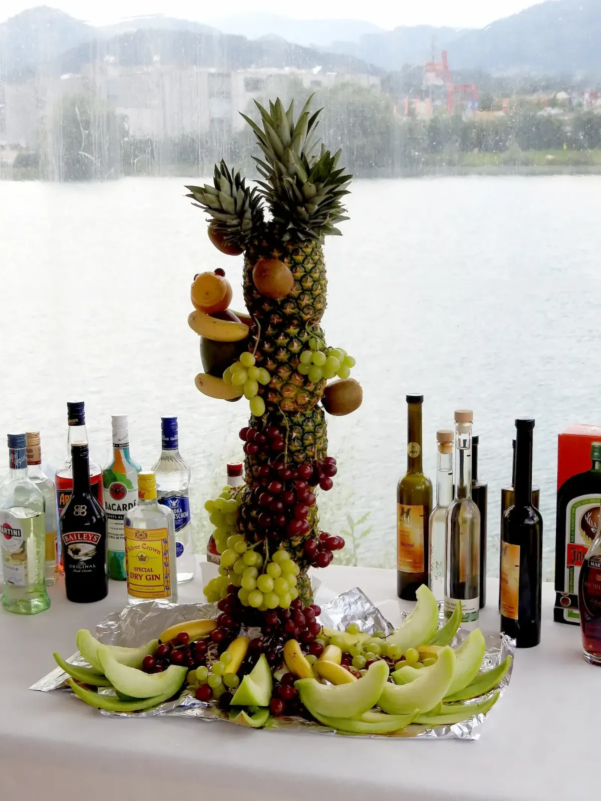 Obstdekoration mit Ananas und Getränken an einer Catering-Bar in der Flasch City Eventlocation near Graz