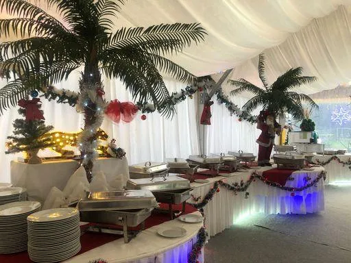 Buffet Catering mit dekorierten Tischen und Beleuchtung im Innenbereich der Flasch City Eventlocation near Gloggnitz