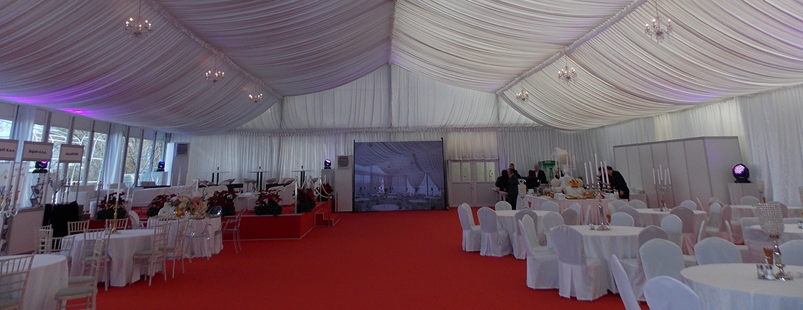 Elegantes Hochzeits-Setup mit runden Tischen und rotem Teppich in der Flasch City Eventlocation near Gloggnitz