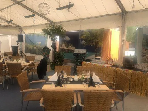 Stilvoll gedeckte Tische und Barbereich im Zelt der Flasch City Eventlocation near Neunkirchen