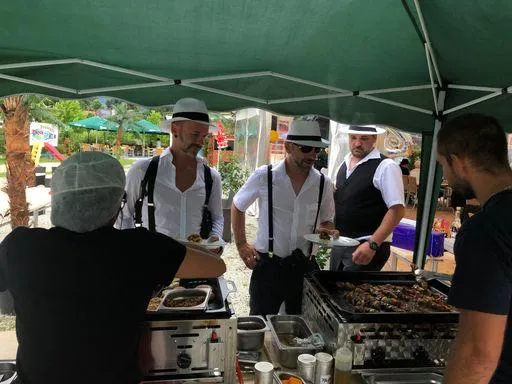 Outdoor Grill Catering beim Servieren von Gästen in der Flasch City Eventlocation near Gloggnitz
