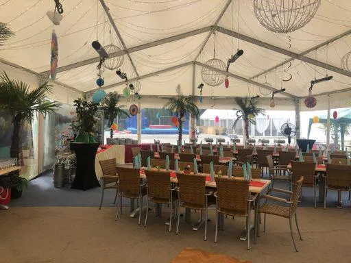 Innenbereich mit Sitzplätzen und dekorierten Tischen in der Flasch City Eventlocation near Graz
