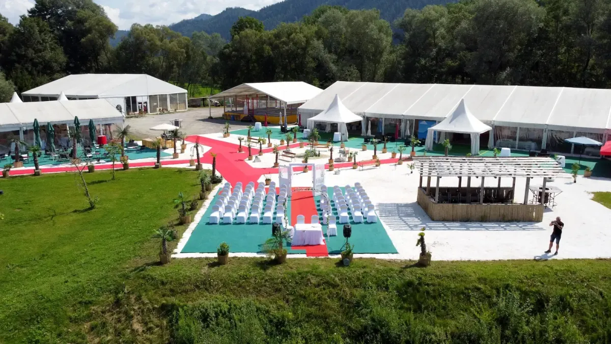 Outdoor Hochzeitszeremonie mit Bestuhlung und rotem Teppich in der Flasch City Eventlocation near Langenwang am See