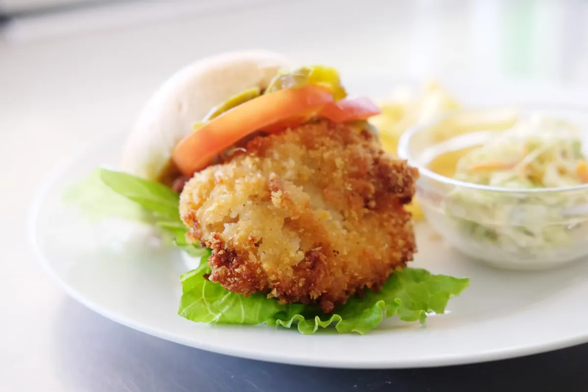 Flasch City Restaurant-Cafe near Graz mit belegten Brötchen, Tapas und Happerls sowie knusprigem Schnitzel im Brötchen mit frischen Beilagen
