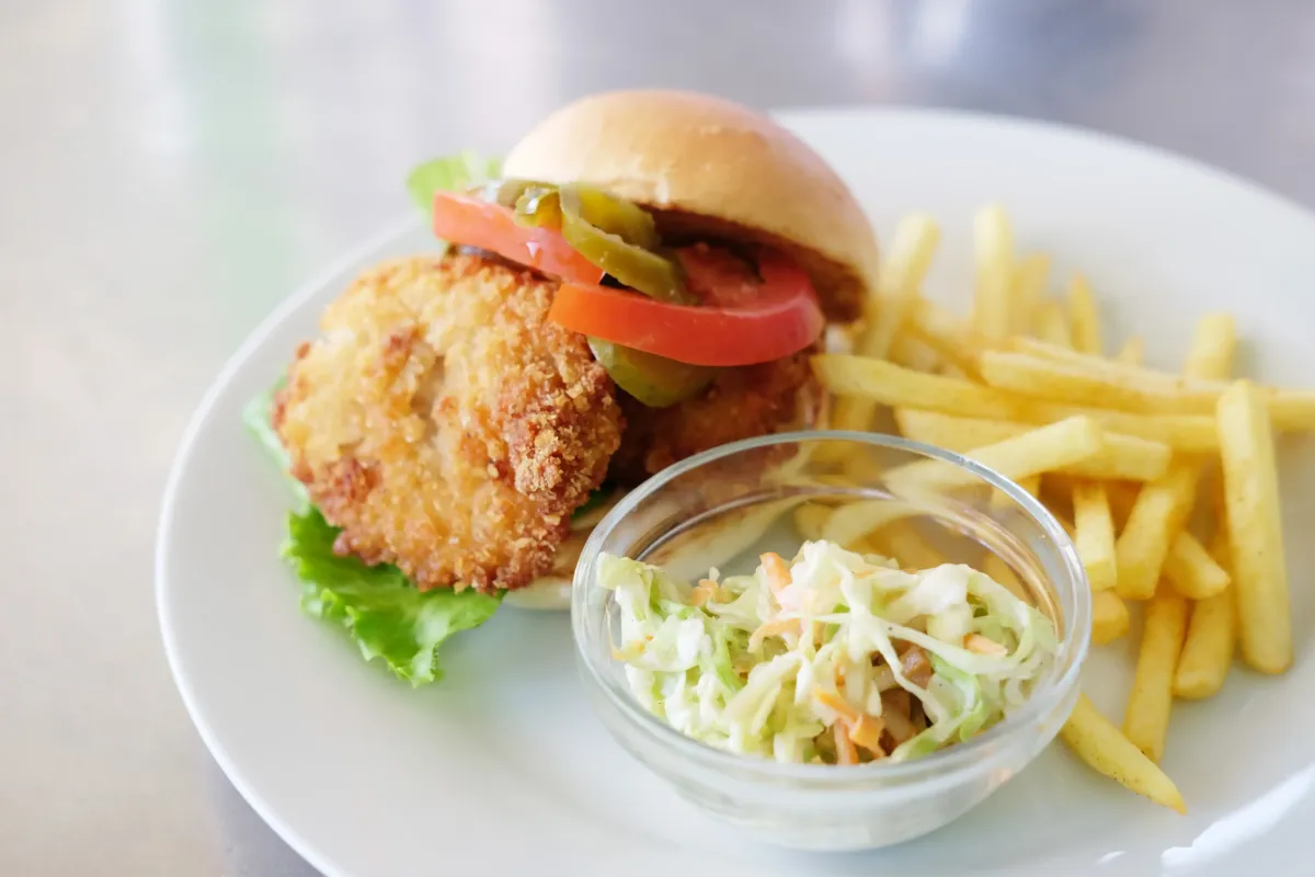 Flasch City Restaurant-Cafe mit belegten Brötchen, Tapas und Happerls als knuspriger Hühnerburger mit Pommes und Krautsalat als komplettes Menü