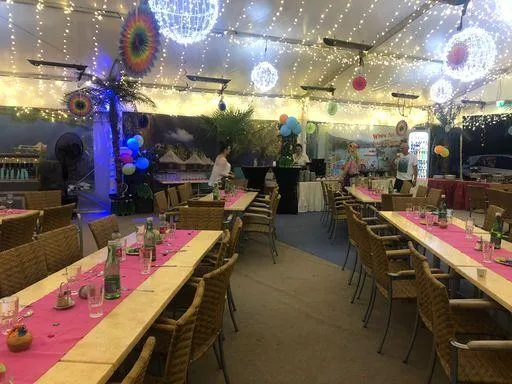 Dekorierter Speisesaal für große Gruppen und Reisebusse im Flasch City Restaurant-Cafe
