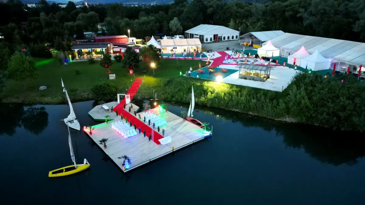 Hochzeitszeremonie am See auf einem Steg mit rotem Teppich bei Flasch City hochzeitslocation