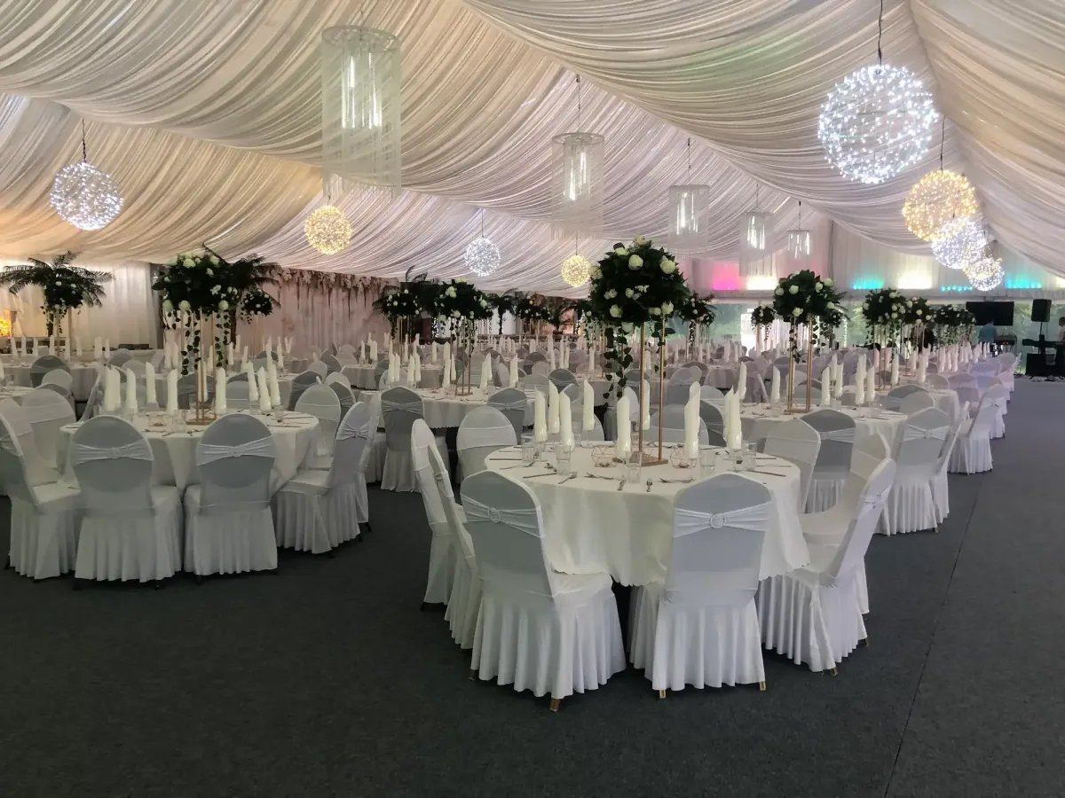 Elegantes Hochzeitsbankett mit Blumen Tischdekoration und runden Tischen bei Flasch City hochzeitslocation