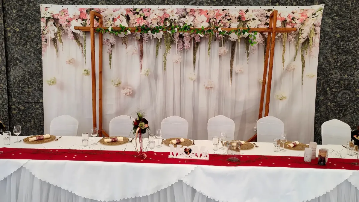 Brautpaartisch mit Blumenhintergrund und eleganter Dekoration bei Flasch City hochzeitslocation