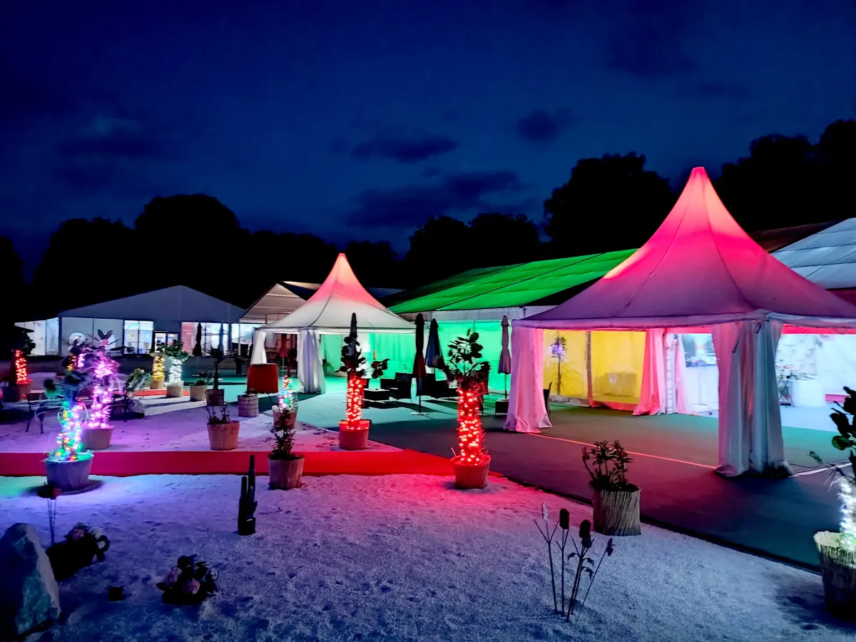 Aussenbereich Hochzeit bei Nacht mit beleuchteten Zelten und dekorativer Beleuchtung bei Flasch City hochzeitslocation