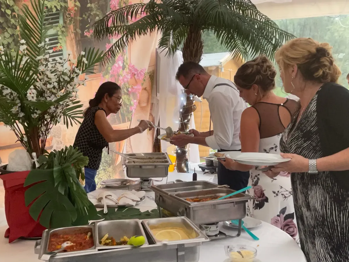 Gäste werden am Event Catering Buffet bedient bei Flasch City seminarlocation