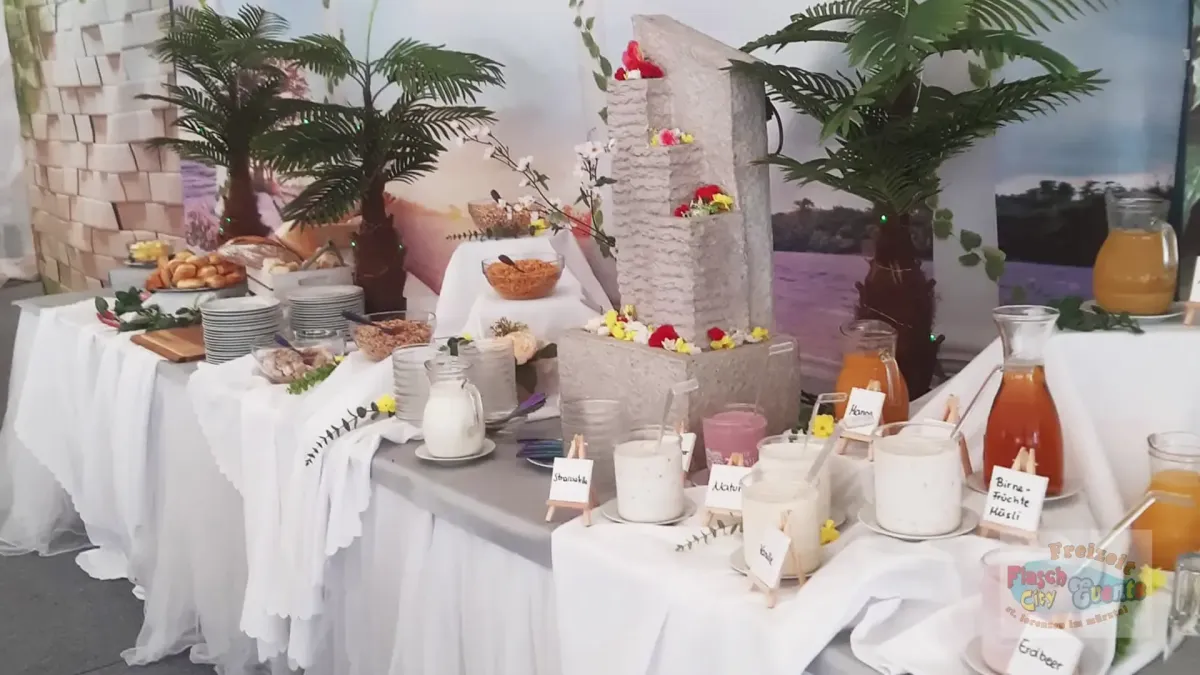 Komplettes Fruehstuecksbuffet mit Brot Aufstrichen und Auswahl im restaurant-cafe bei Flasch City