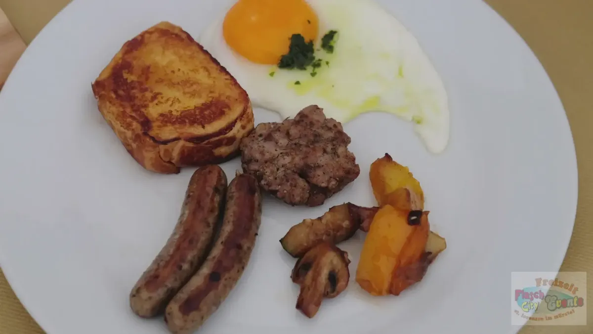 "Klassischer Fruehstuecksteller mit Ei Wurst und Toast in einem restaurant-cafe bei Flasch City "