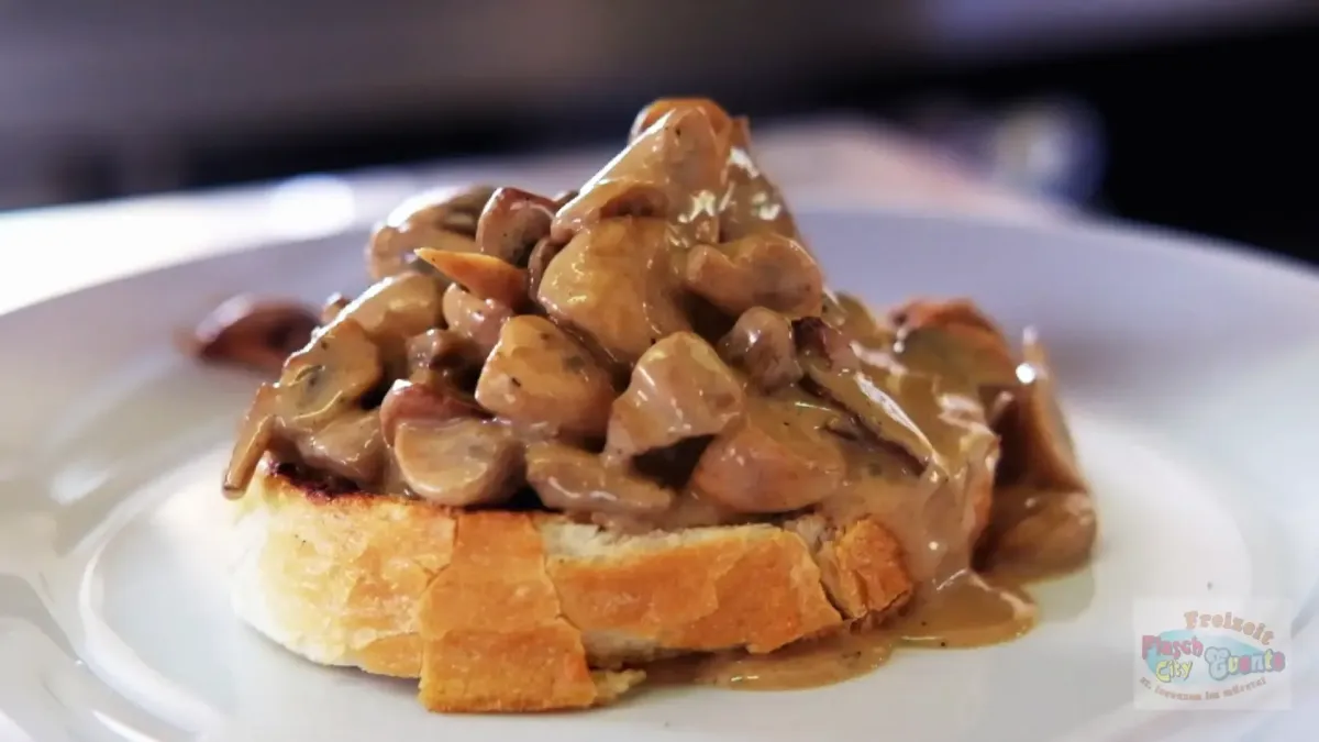 Herzhaftes Pilz Toast in einem Fruehstueck restaurant-cafe bei Flasch City