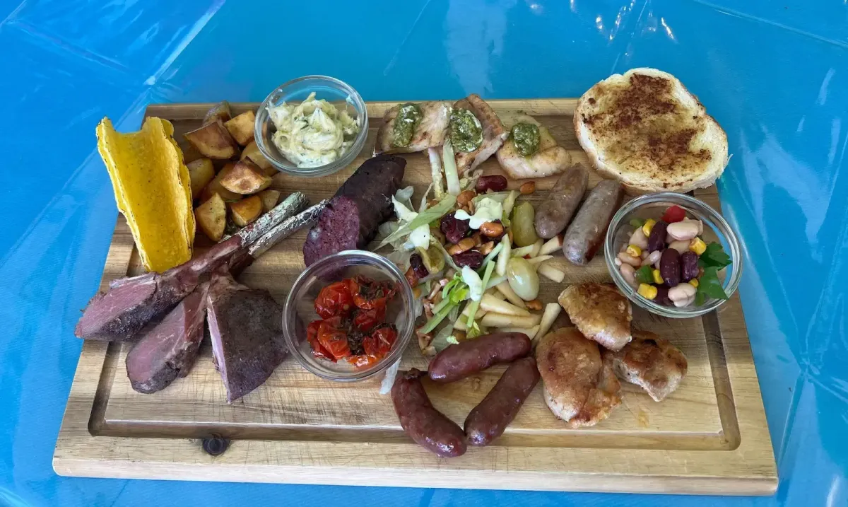 Mixed Grill Platte mit Lamm Huhn Wuerstel und Beilagen im Flasch City restaurant-cafe