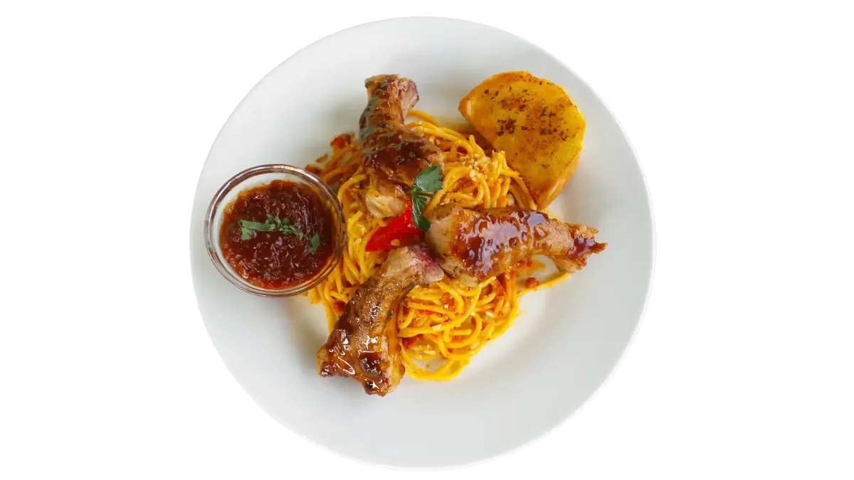 Spaghetti mit BBQ Rippchen, Tomatensauce und Knoblauchbrot im Flasch City italienischen Pasta Restaurant-Café knittelfeld