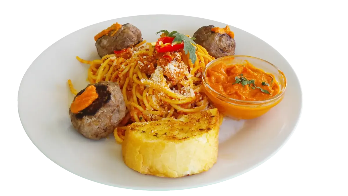 Spaghetti mit Fleischbällchen, Tomatensauce und Knoblauchbrot im Flasch City italienischen Pasta Restaurant-Café krieglach serviert