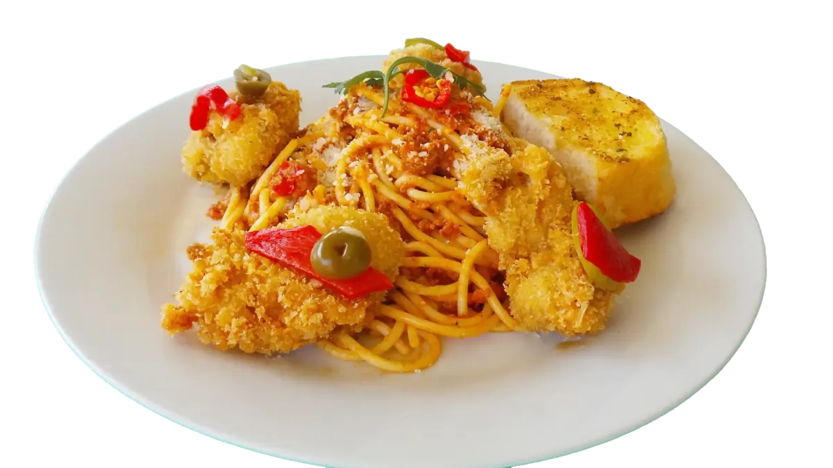 Spaghetti mit paniertem Huhn, Tomatensauce und Knoblauchbrot im Flasch City italienischen Pasta Restaurant-Café