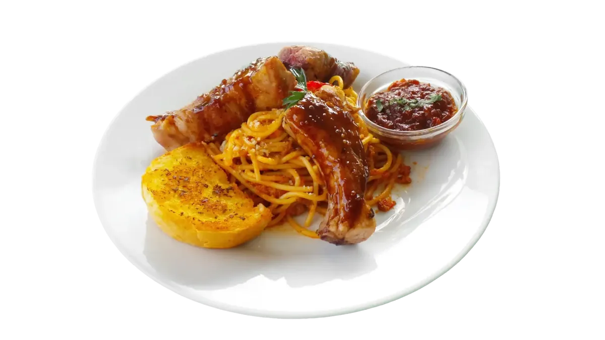 Spaghetti mit BBQ Rippchen, Tomatendip und Knoblauchbrot im Flasch City italienischen Pasta Restaurant-Café krieglach