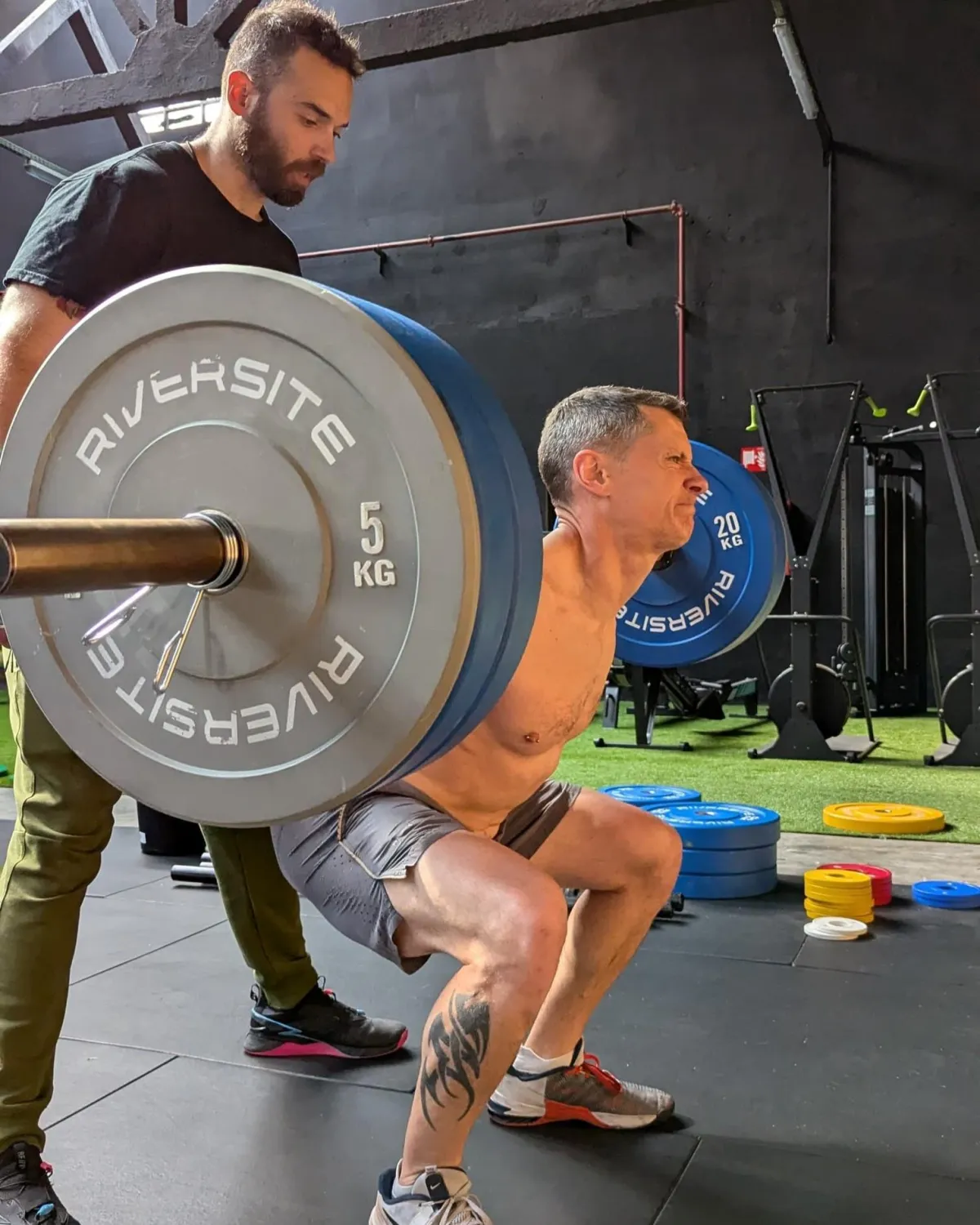 3 personas haciendo clase de CrossFit