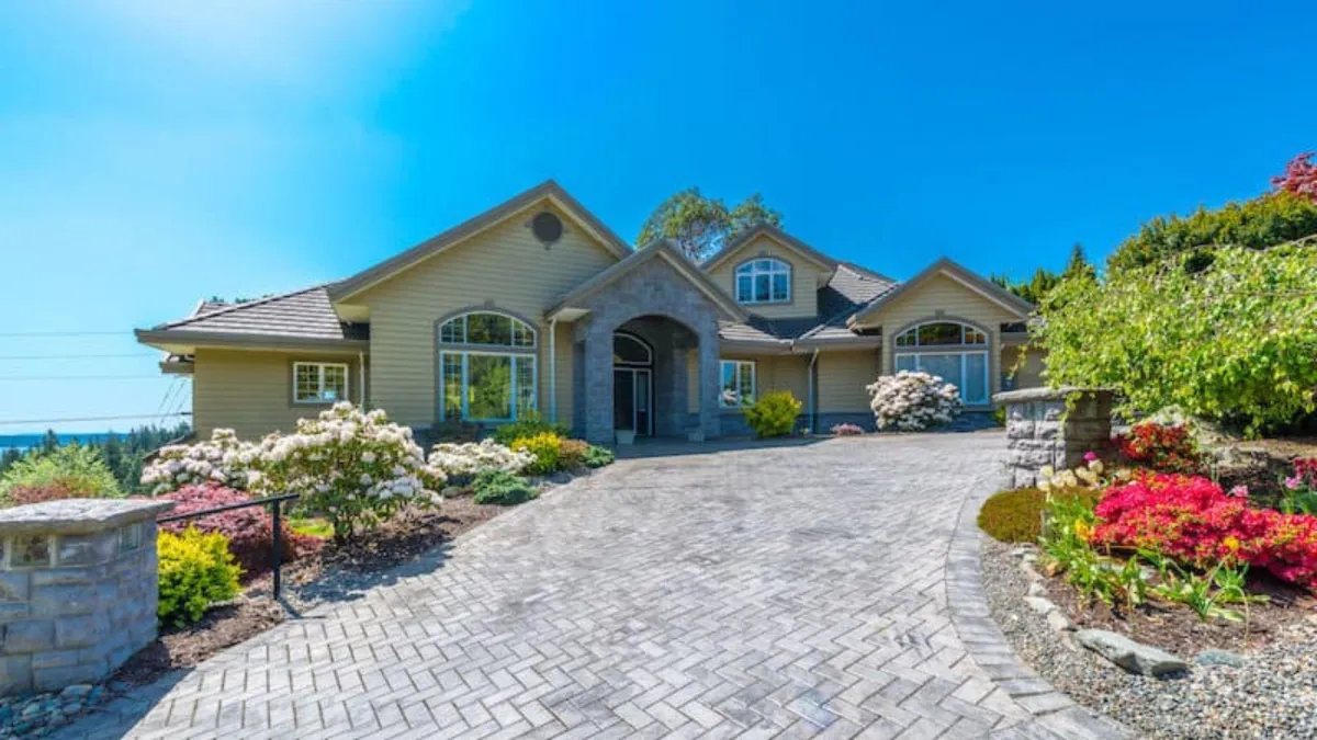 Fort Myers Concrete constructs new driveways.