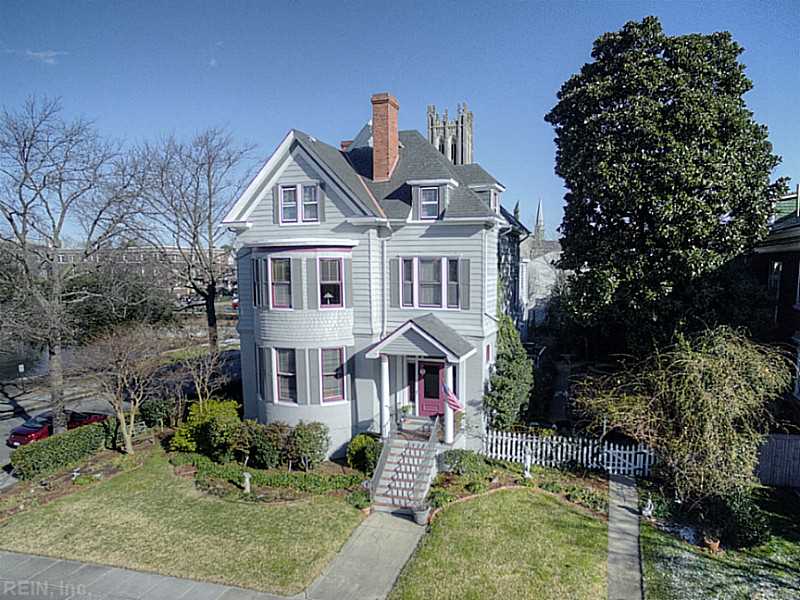 Cobblestone street and historic homes in the West Freemason district along the Elizabeth River in Norfolk, Virginia