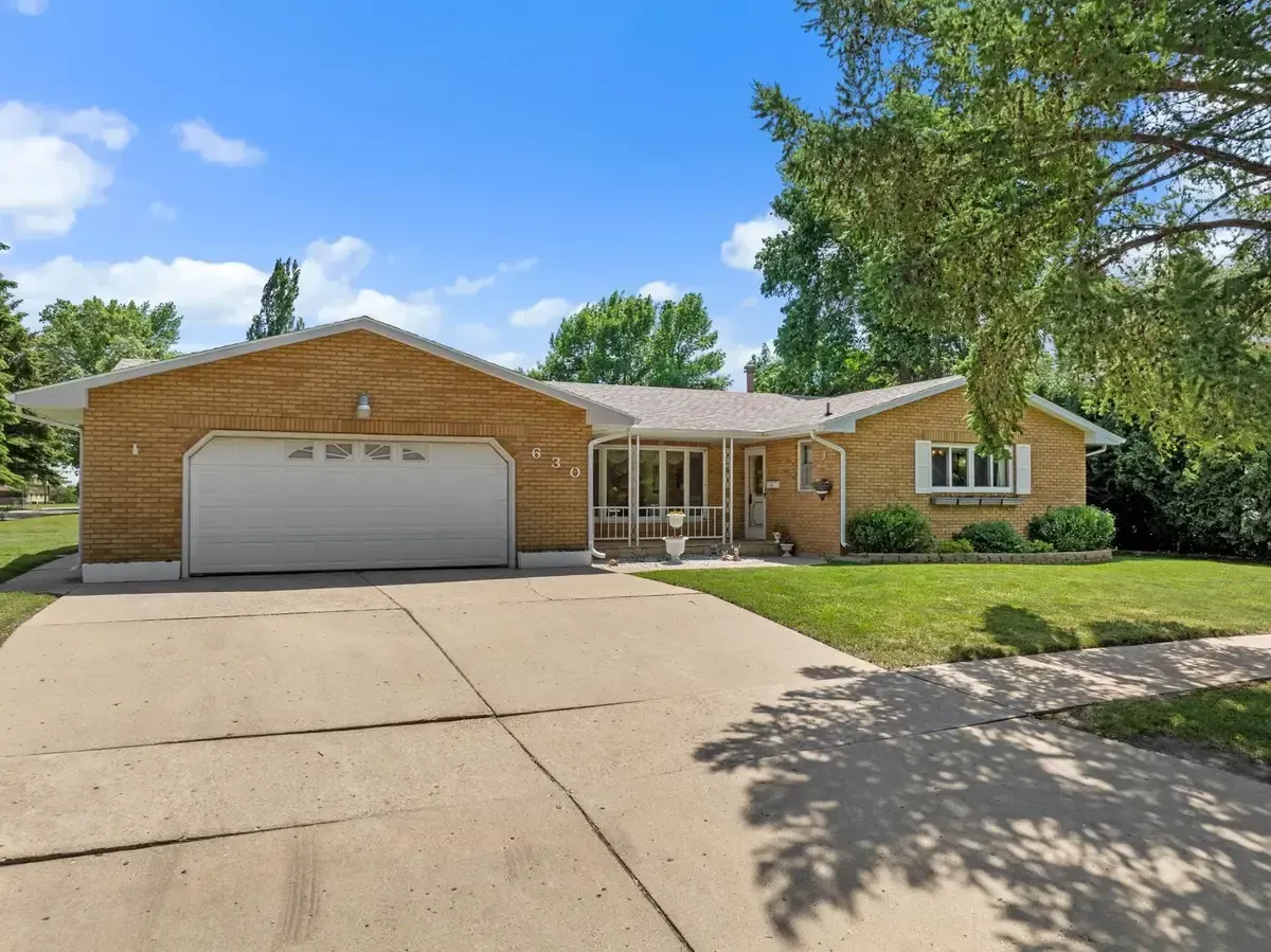 Minot Concrete builds and installs driveways