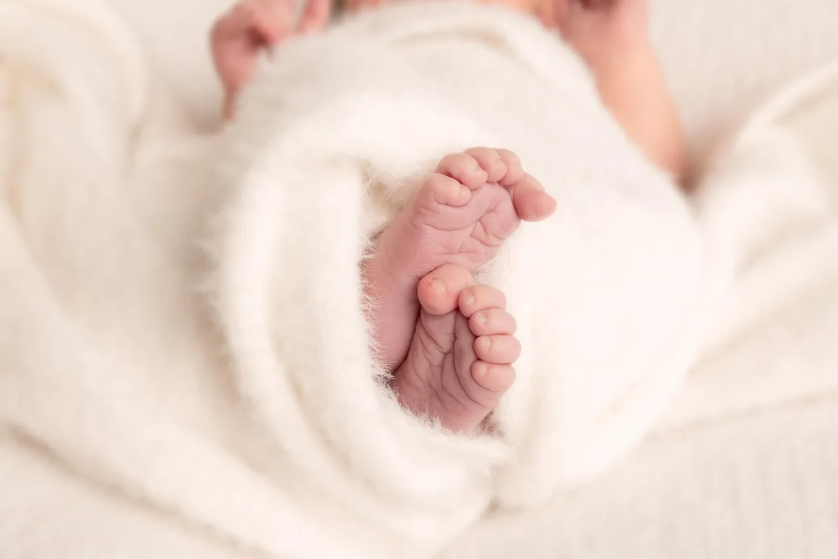 man and woman kissing eachther