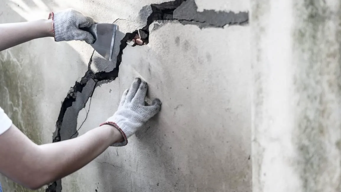 Repairing crack in concrete wall