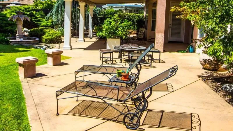 concrete installation contractor troweling concrete surface smooth