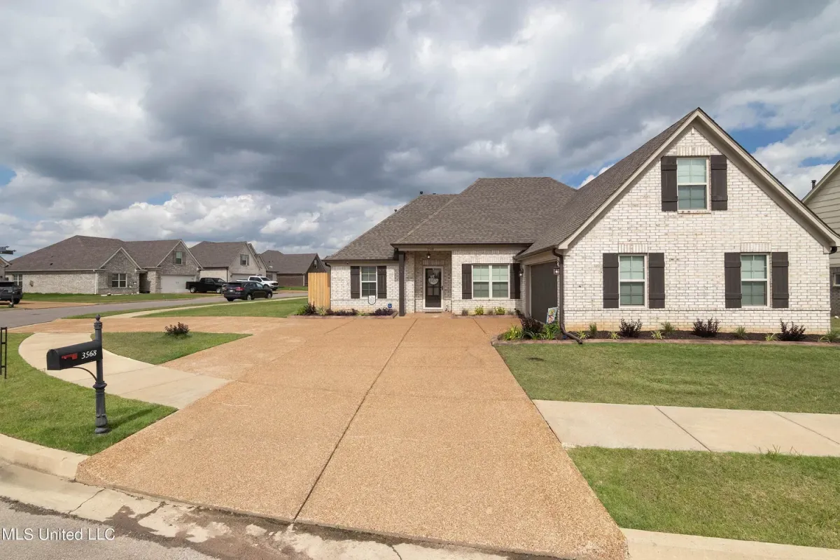 Southaven Concrete builds and installs driveway 