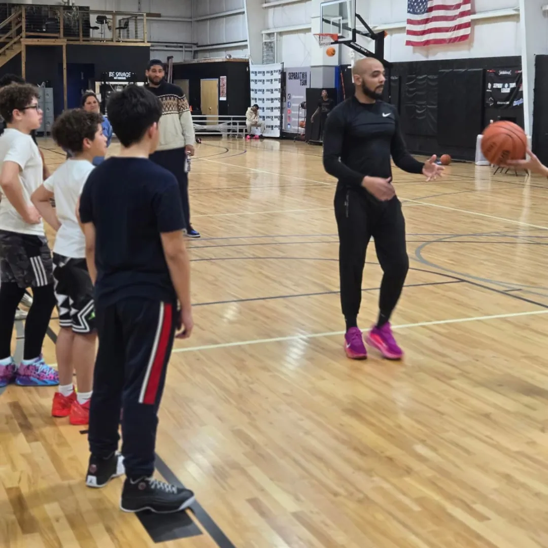 Entrenador Jose Rafael Cruz dirigiendo ejercicios competitivos