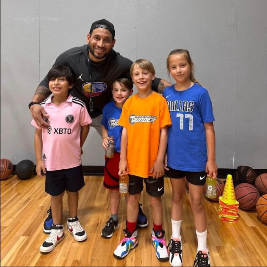 Entrenador Jose Rafael Ruiz enseñando fundamentos