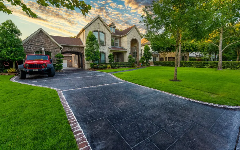 Panama City Concrete builds and installs driveways.