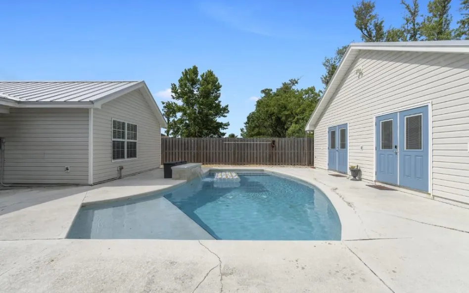 Panama City Concrete builds and installs pool deck