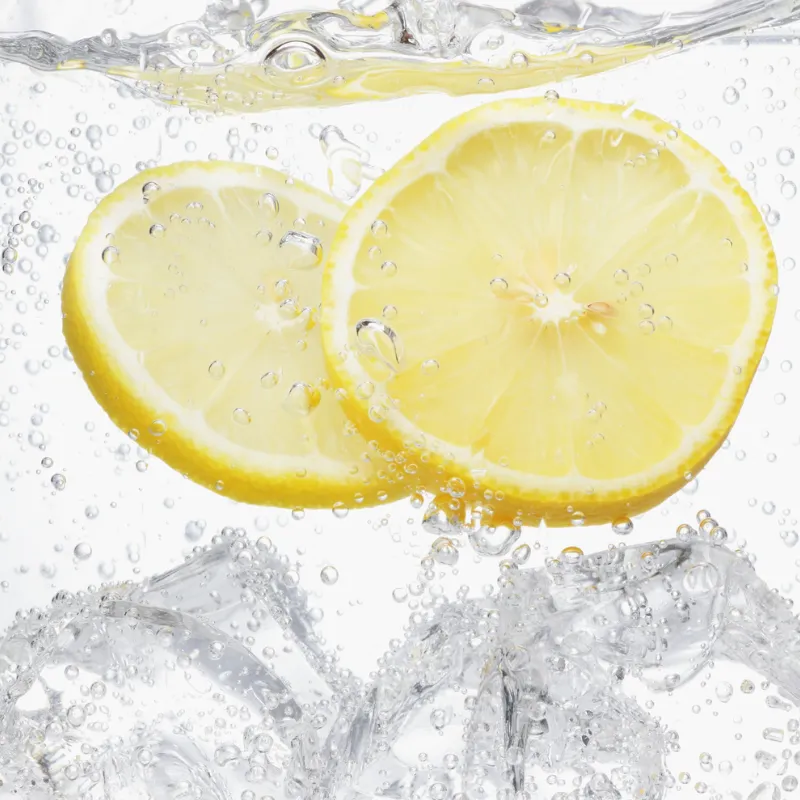 Sparkling water with fresh lemon slices, refreshing image representing effortless energy and renewal for moms
