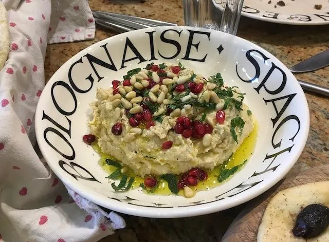Hummous with fresh mint and pomegranate by Be in the Kitchen