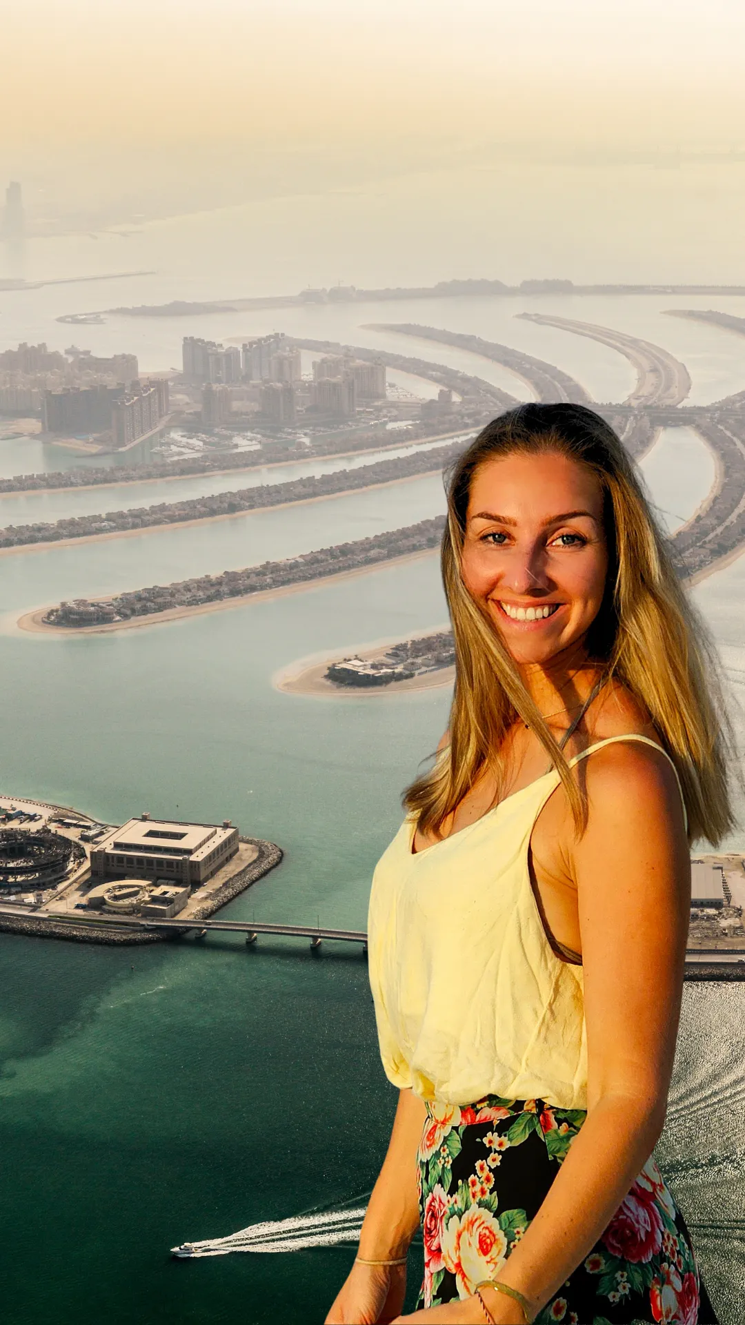 Nadine Miriam Leder mit Palm Jumeirah im Hintergrund
