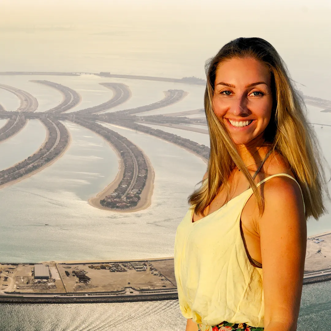 Nadine Miriam Leder mit Palm Jumeirah im Hintergrund