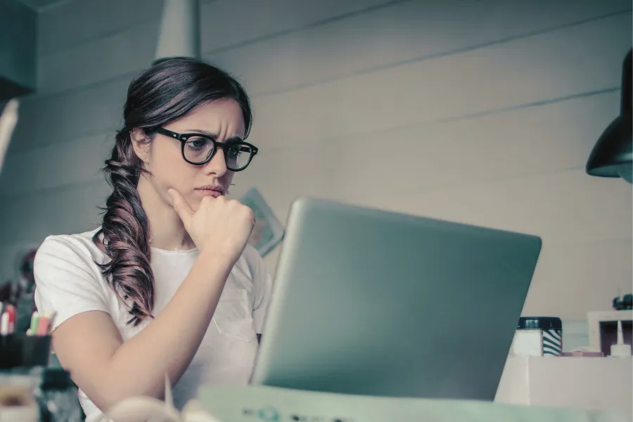 girl looking at computer confused