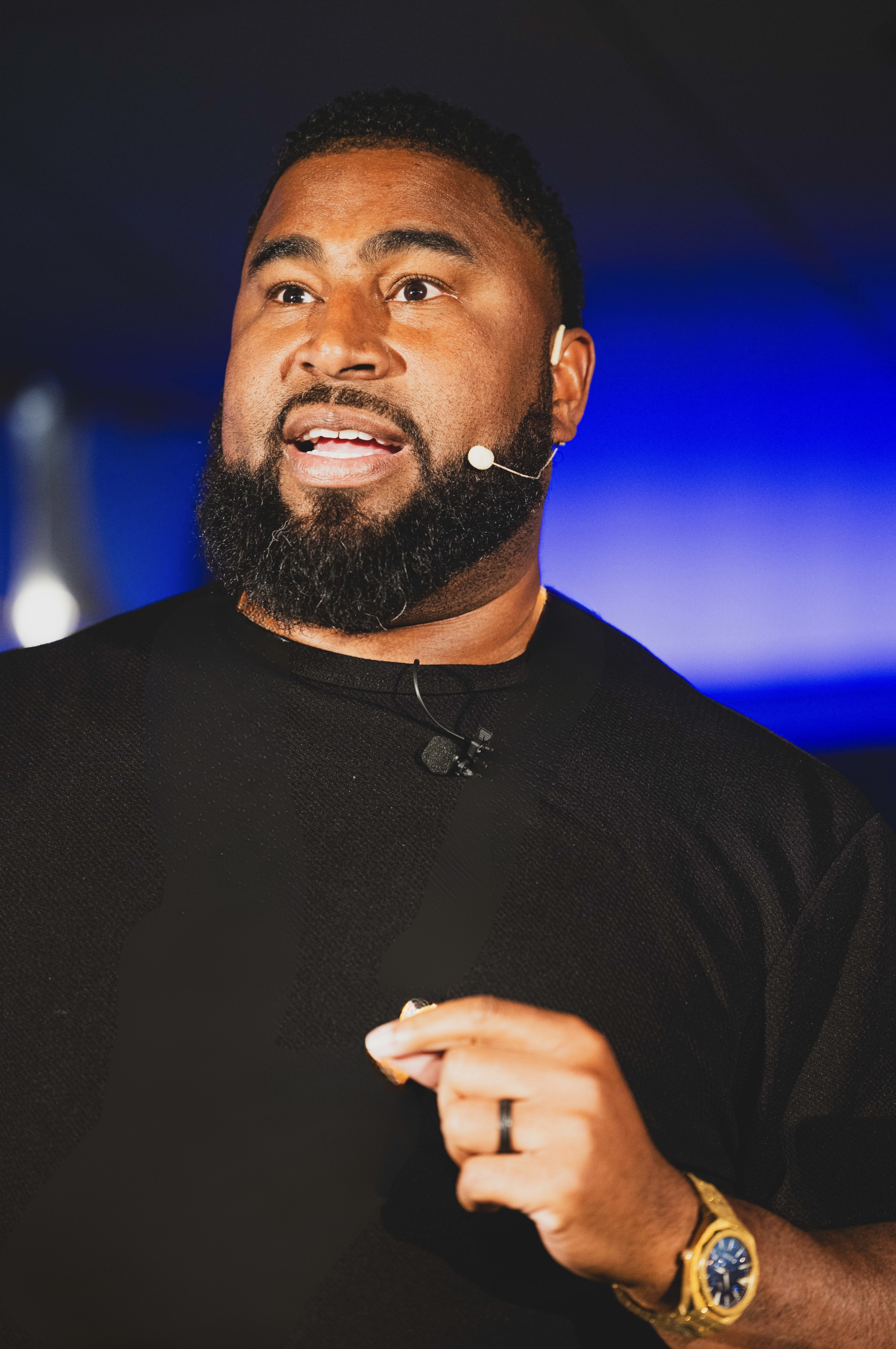 Henry Washington speaking on stage