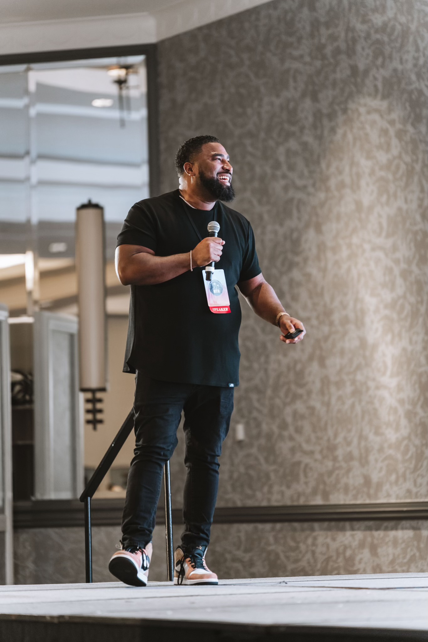 Image of Henry Washington speaking on stage