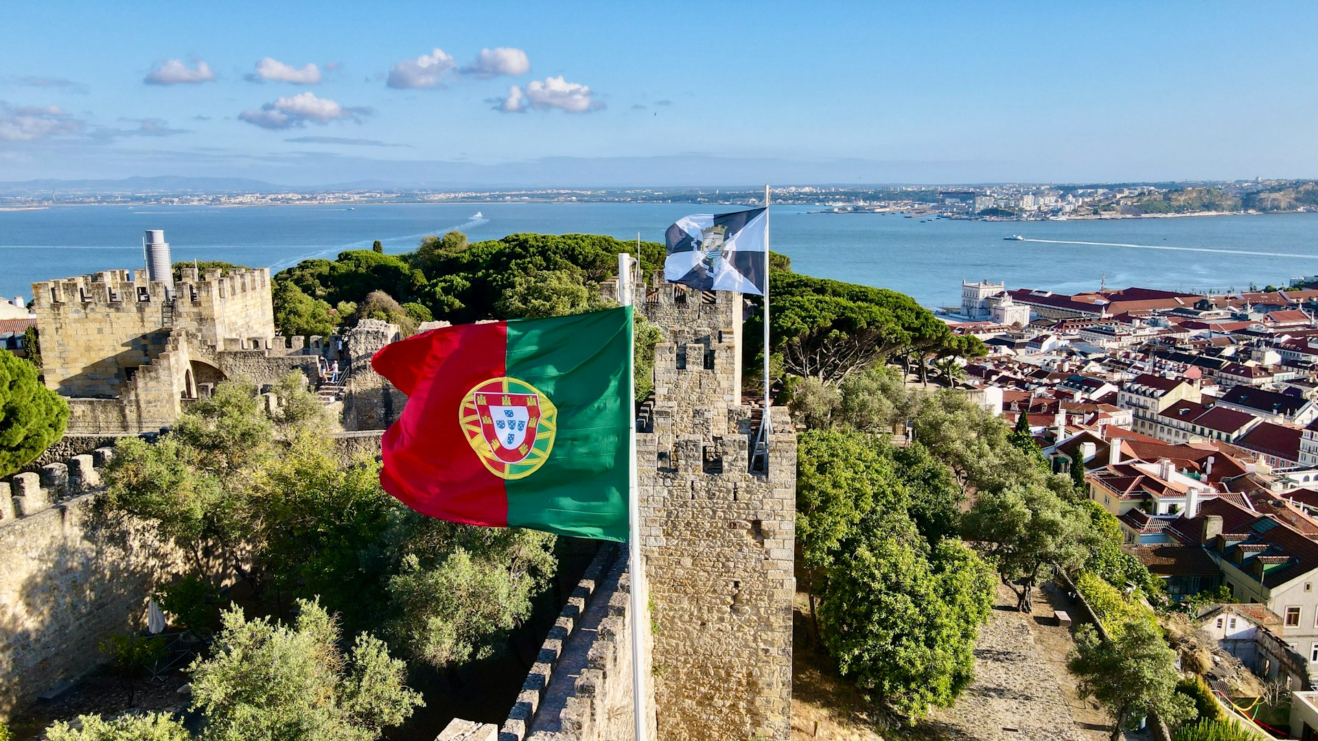 Os Documentos Essenciais para Trabalhar em Portugal como Empregado (Guia 2026)