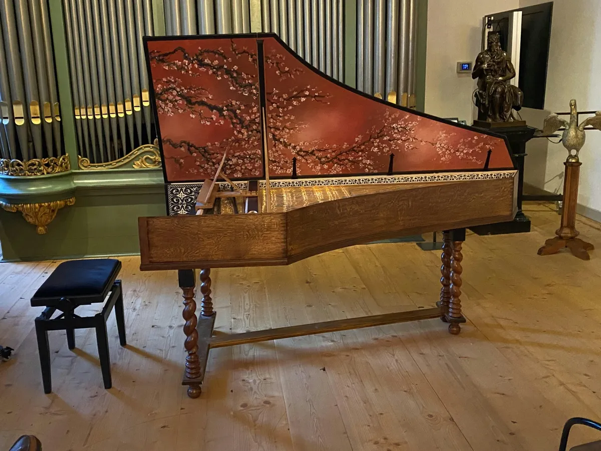 Klavier spielen lernen — Junge spielt das Klavier für die Mutter