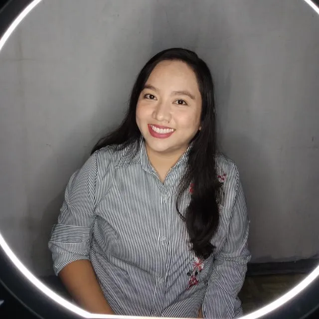 ELIZABETH LLANO, Social Media Marketing VA