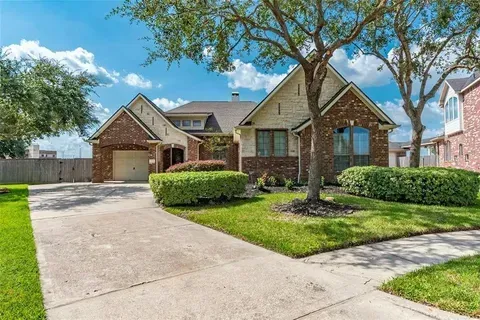 League City Concrete builds and installs Driveway