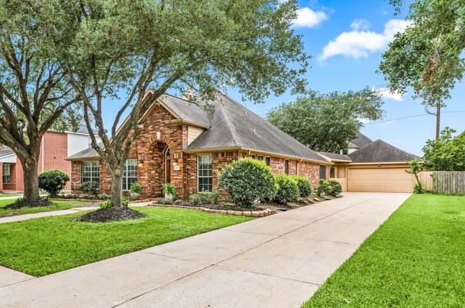 League City Concrete builds and installs Driveway