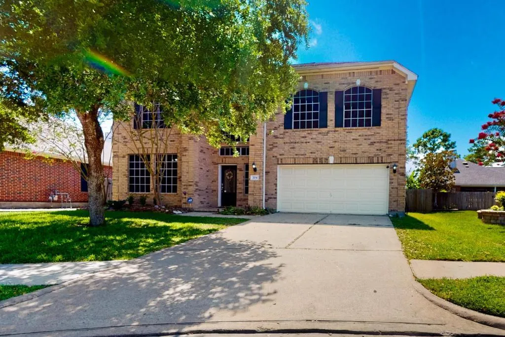 League City Concrete builds and installs Driveway