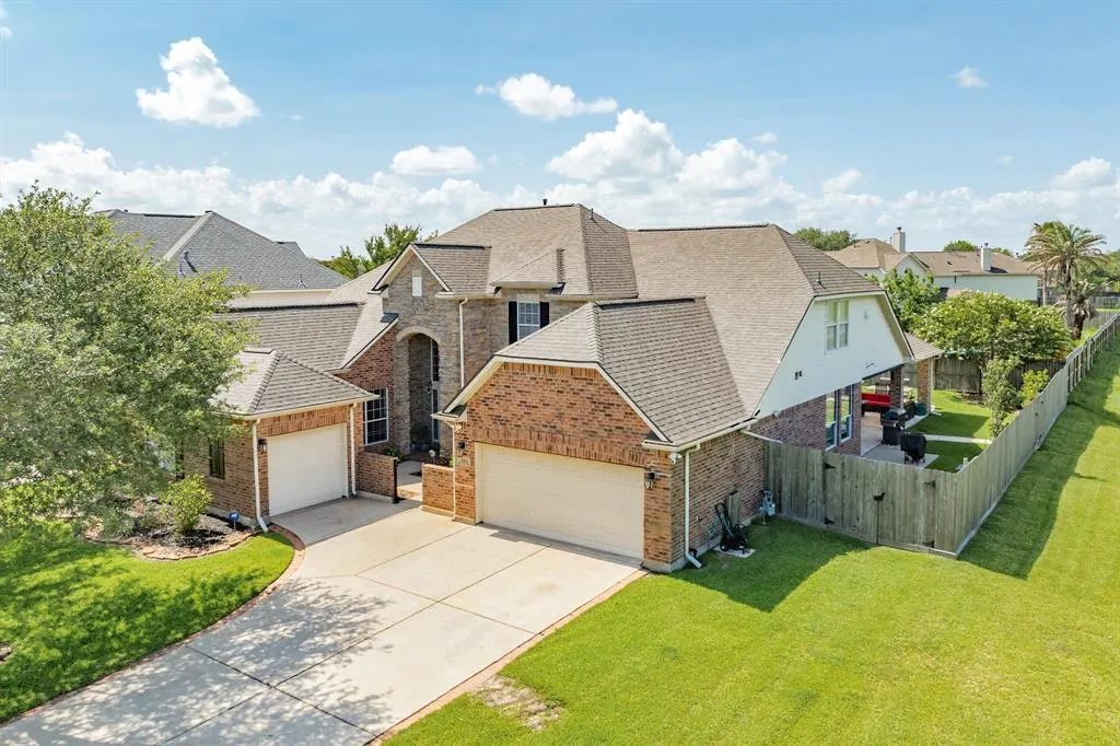 League City Concrete builds and installs Driveway