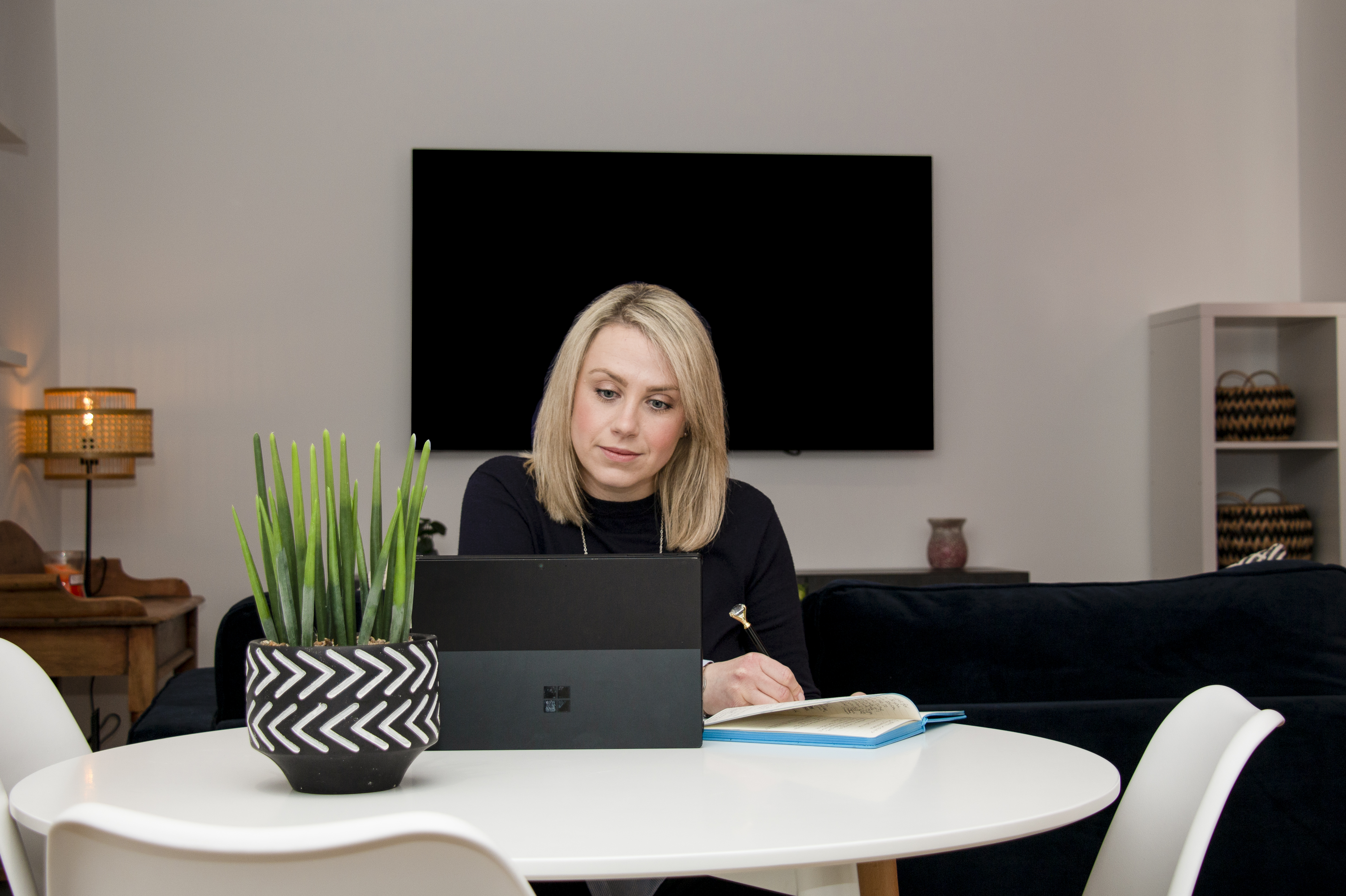 Image of Daisy at her laptop